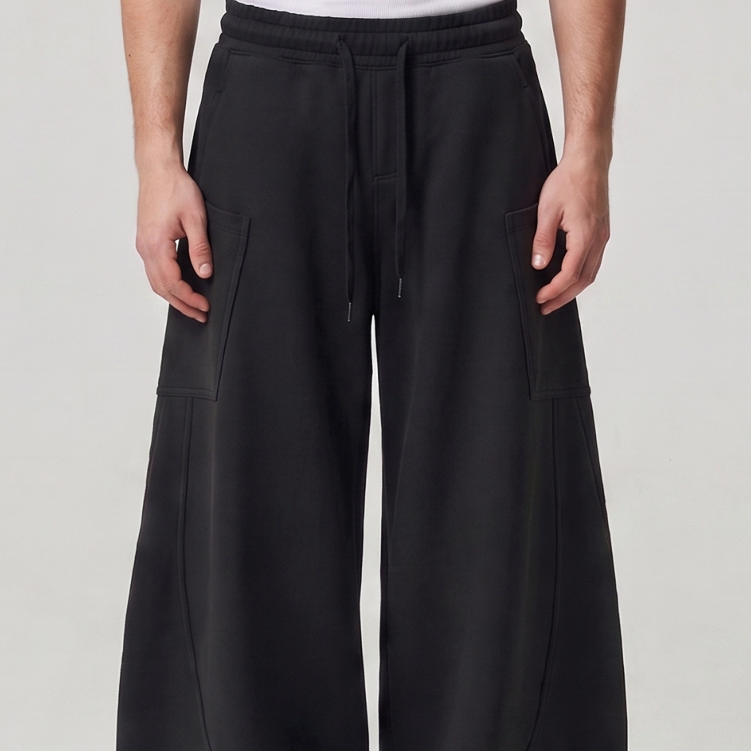 THE SILHOUETTE SWEATPANTS (Black)